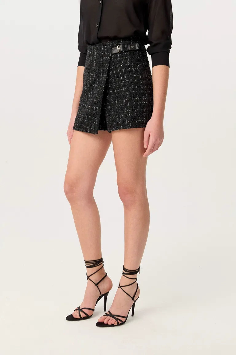 Pollera-pantalón de tweed con diseño híbrido de minifalda y short de Markova en Shorts para argentina