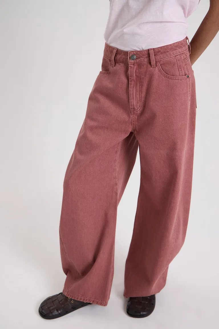 Pantalón tiro medio de corte holgado con piernas curvas y recortes laterales de Maria Cher en Pantalones para argentina