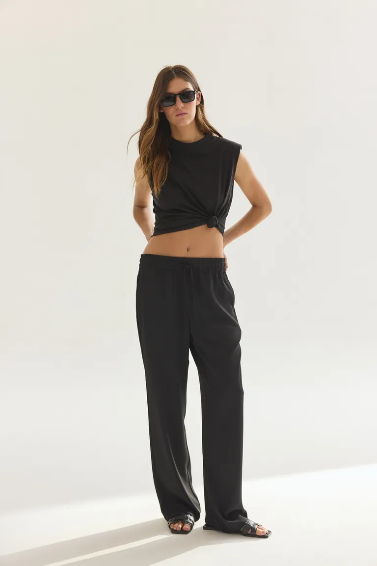 Pantalones negros de corte recto y elegante para mujer de Akiabara en Pantalones para argentina