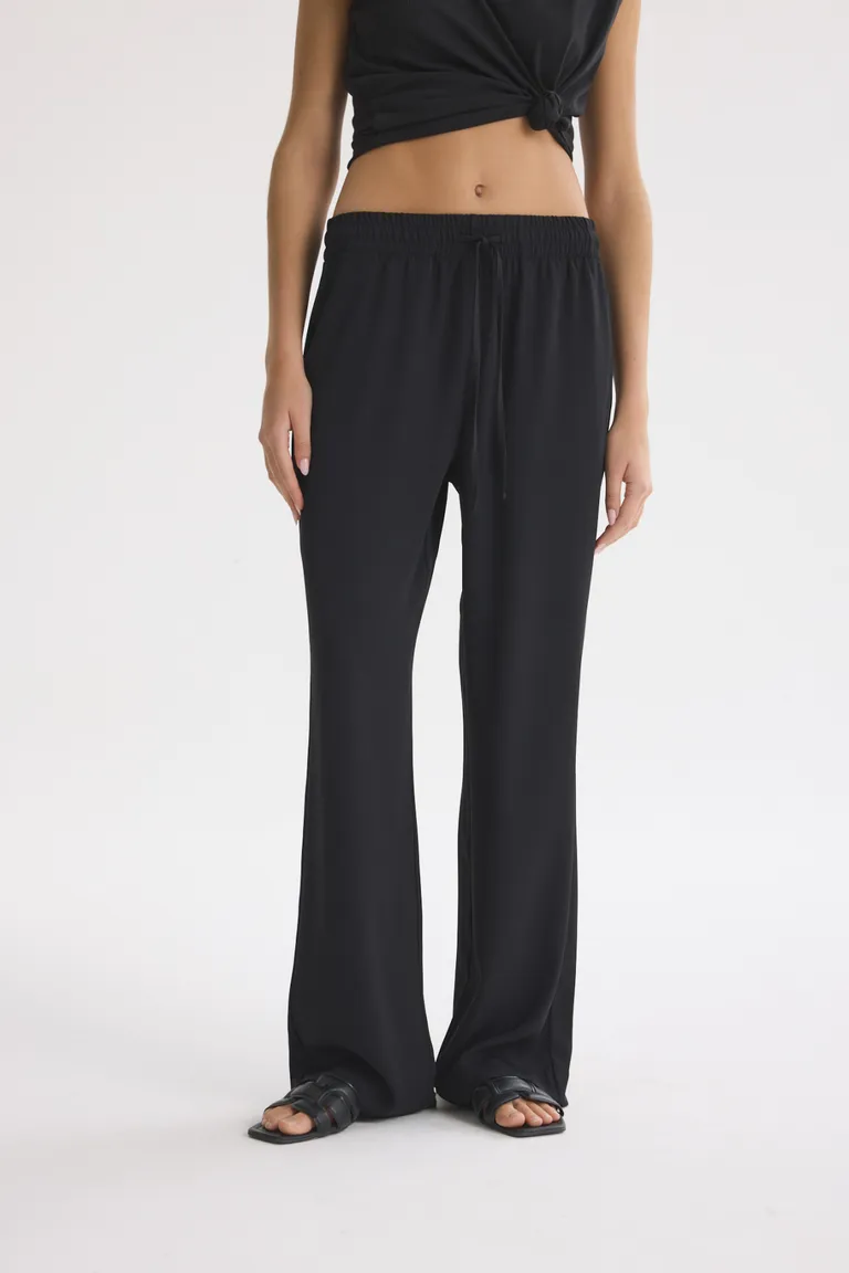 Pantalones negros de corte recto y elegante para mujer de Akiabara en Pantalones para argentina