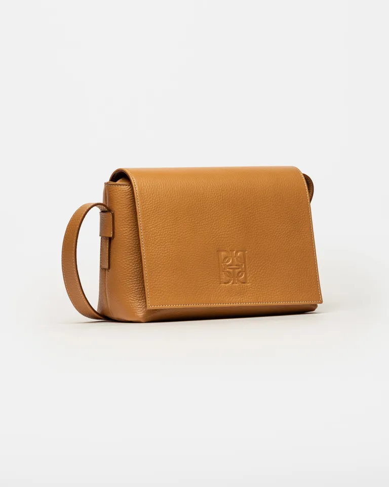 Bandolera Hana de Prüne: Un Accesorio Elegante y Versátil para tu Día a Día de Prüne en Bolsos y Carteras para argentina