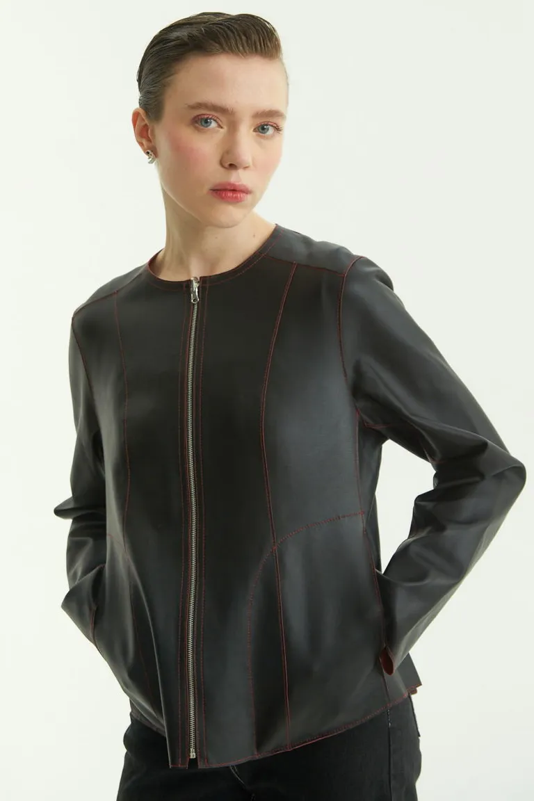 Campera de cuero reversible con recortes y diseño estructurado de Las Pepas en Chaquetas para argentina