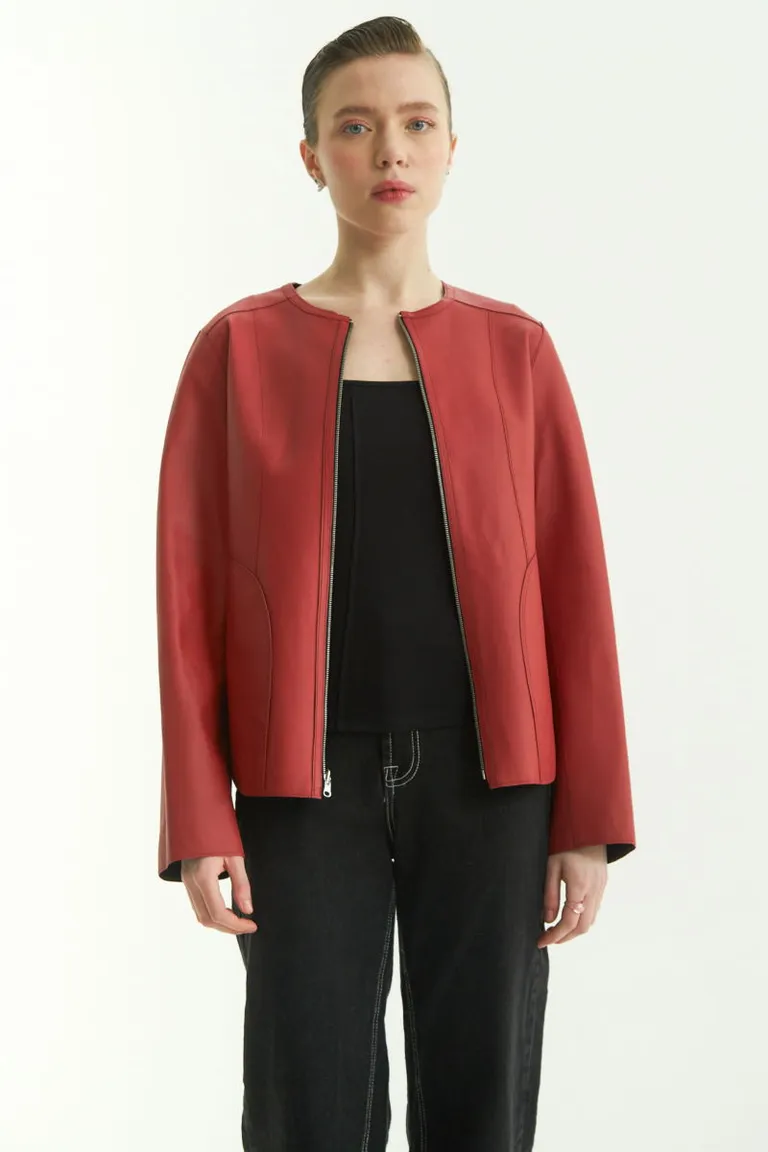 Campera de cuero reversible con recortes y diseño estructurado de Las Pepas en Chaquetas para argentina