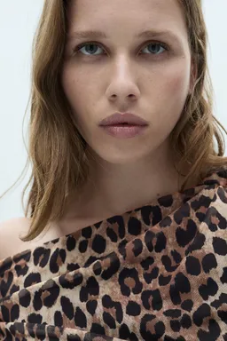 Top asimétrico leopardo de Mango en Tops para argentina