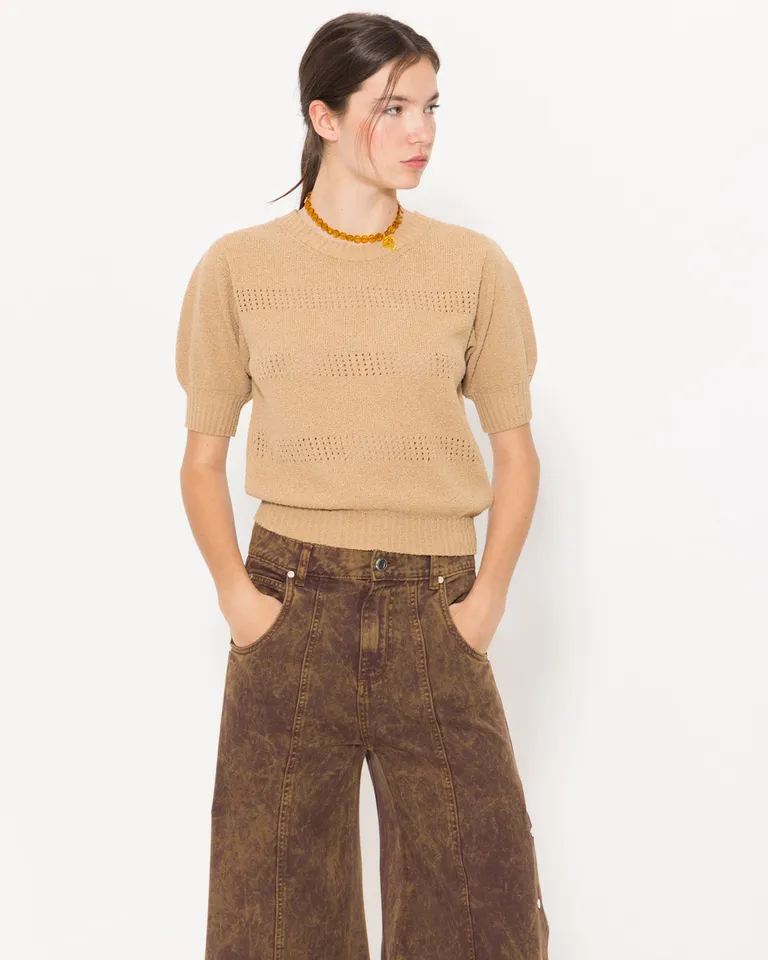 Elegante suéter en beige de mangas cortas y espalda con abertura de Jazmin Chebar en Buzos y Sweaters para argentina