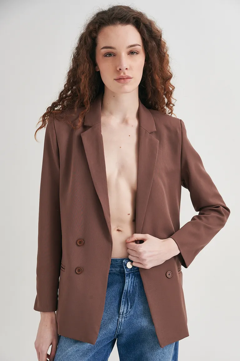 Blazer de corte clásico y estructura liviana para elevar cualquier outfit de Sweet en Blazers para argentina