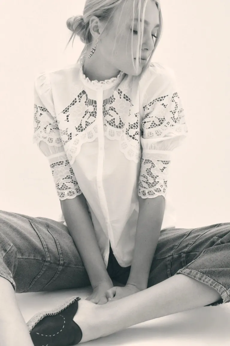 Camisa blanca de corte recto con aplicaciones de puntilla en mangas y cuello para mujer de Rapsodia en Camisas para argentina