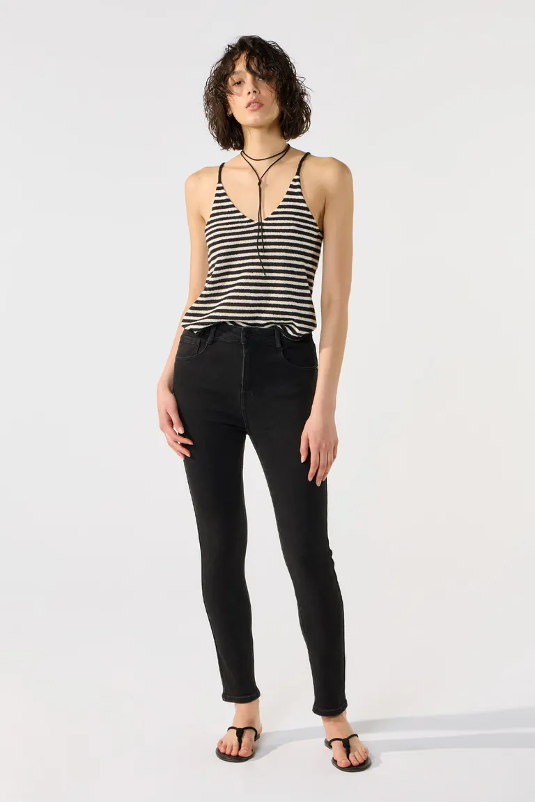 Pantalón de denim negro de tiro alto y pierna skinny para mujer de Cuesta Blanca en Pantalones para argentina