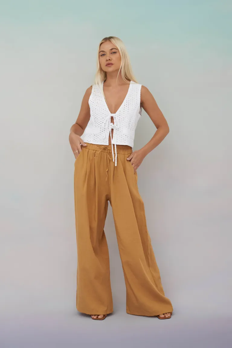 Chaleco calado de diseño en color blanco para mujer de Apricot en Chalecos para argentina