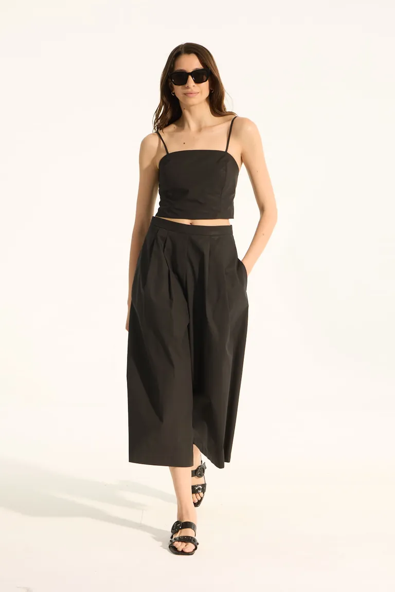 Top corto negro de diseño recto con breteles y cierre lateral invisible de Portsaid en Tops para argentina