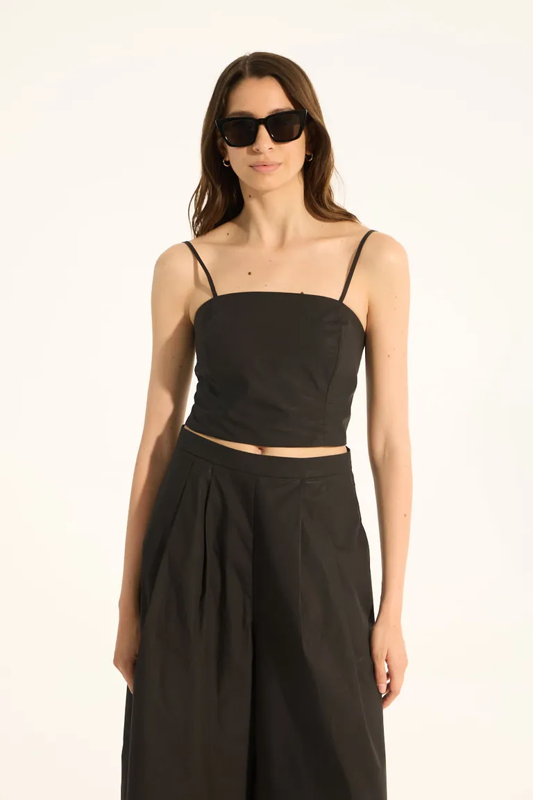 Top corto negro de diseño recto con breteles y cierre lateral invisible de Portsaid en Tops para argentina