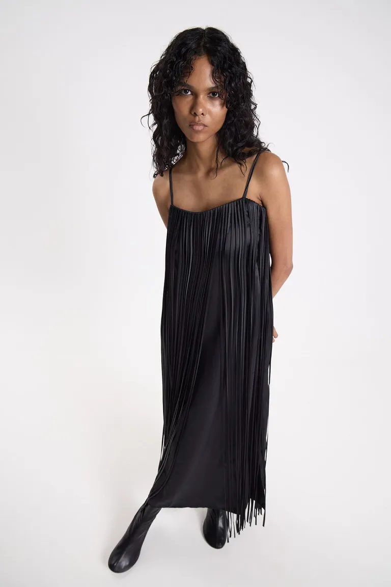 Vestido midi con escote recto, breteles finos y detalle de flecos largos en toda la prenda de Maria Cher en Vestidos para argentina