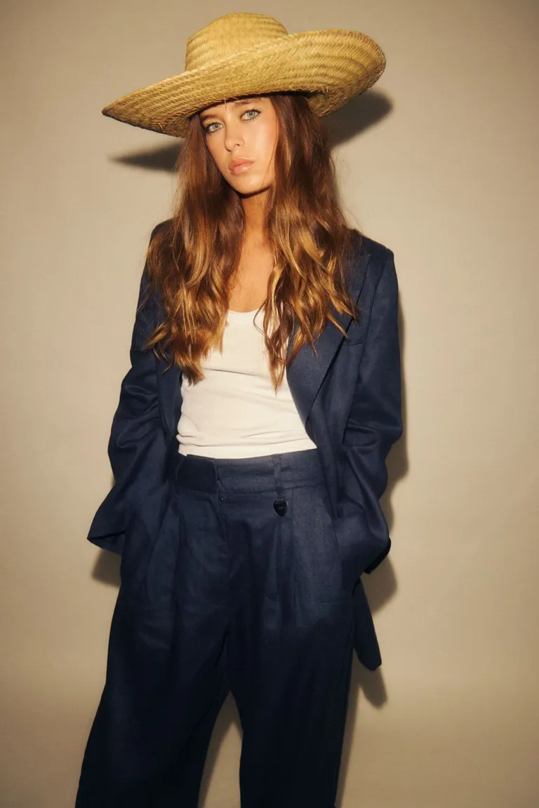 Chaqueta de lino negro con diseño clásico y elegante de Allo Martinez en Chaquetas para argentina