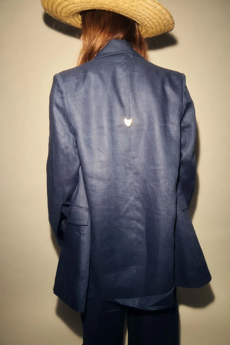 Chaqueta de lino negro con diseño clásico y elegante de Allo Martinez en Chaquetas para argentina