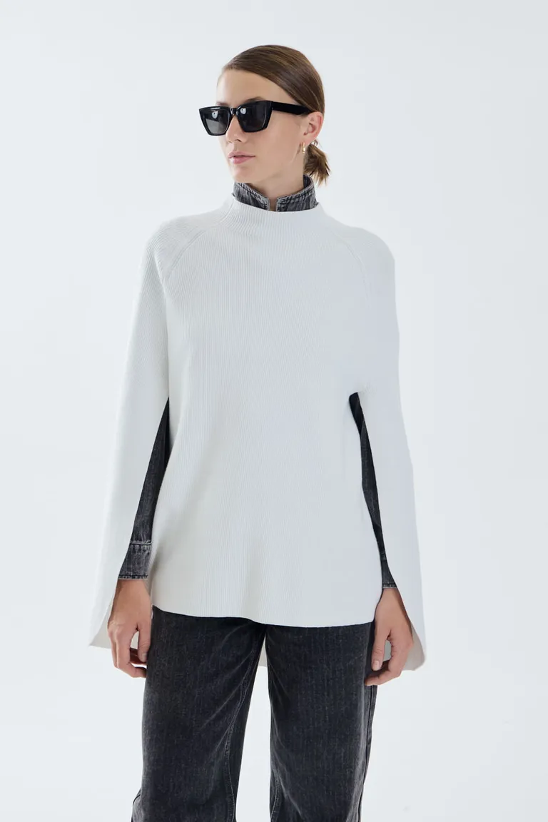 Capa tejida de cuello alto con calce amplio y diseño moderno de Portsaid en Capas y Ponchos para argentina