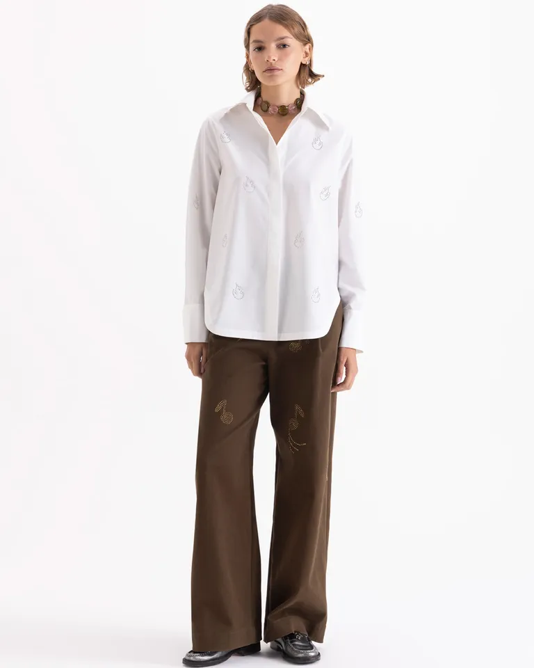 Camisa de botones con cuello clásico y bordados sutiles en frente y mangas de Jazmin Chebar en Camisas para argentina