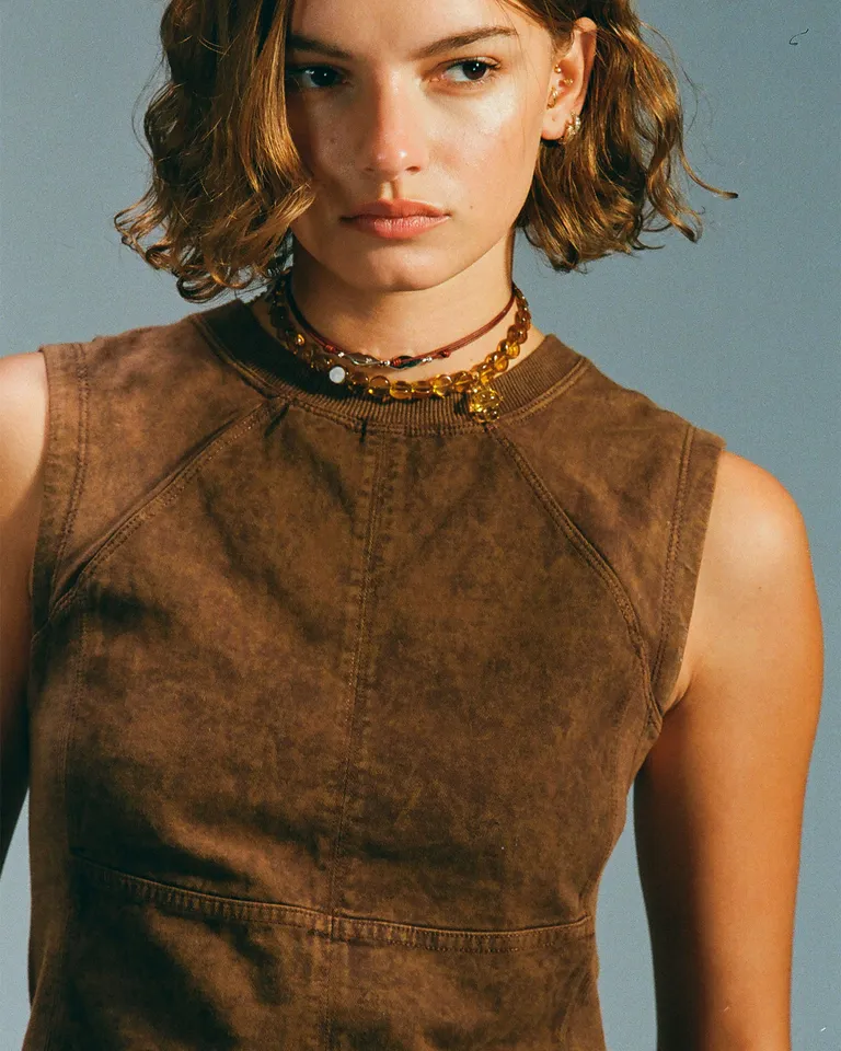 Top de corte vintage con cuello alto y entallado de Jazmin Chebar en Tops para argentina