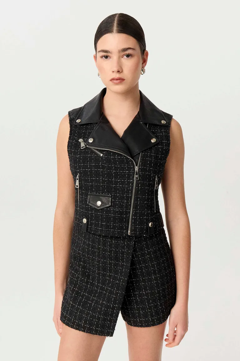 Chaleco biker de tweed y cuero con detalles metálicos, silueta entallada y forro estructurado de Markova en Chalecos para argentina