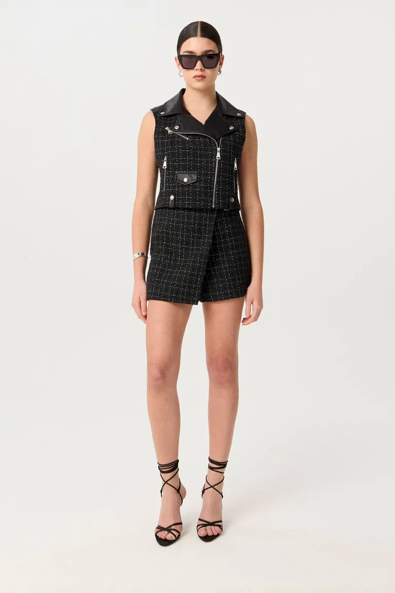 Chaleco biker de tweed y cuero con detalles metálicos, silueta entallada y forro estructurado de Markova en Chalecos para argentina