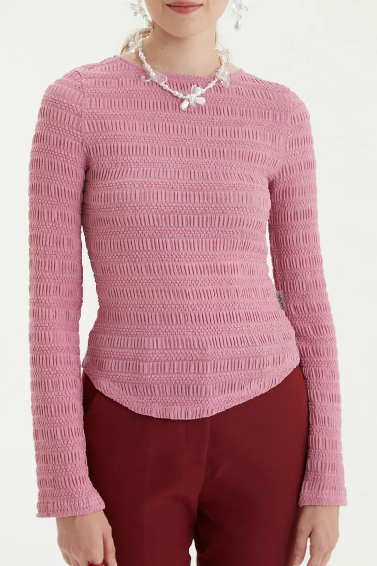 Remera de mangas largas con textura fruncida y escote a la base de Las Pepas en Remeras para argentina