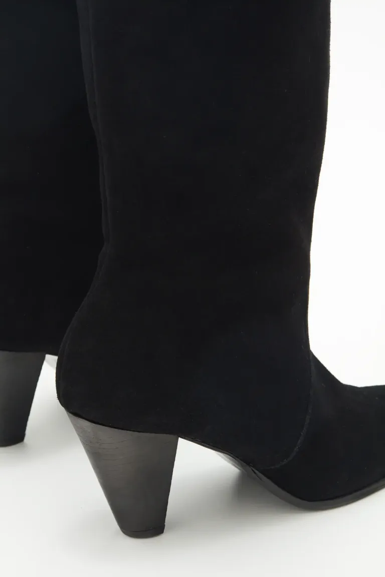 Bota de caña alta en gamuzón negro con taco cónico de 8 cm y forro de cuero de Rapsodia en Botas y Botinetas para argentina