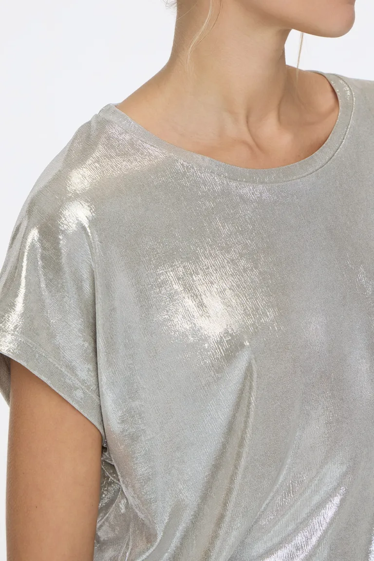 Remera manga corta con cuello redondo y acabado metalizado para mujer de Cuesta Blanca en Remeras para argentina