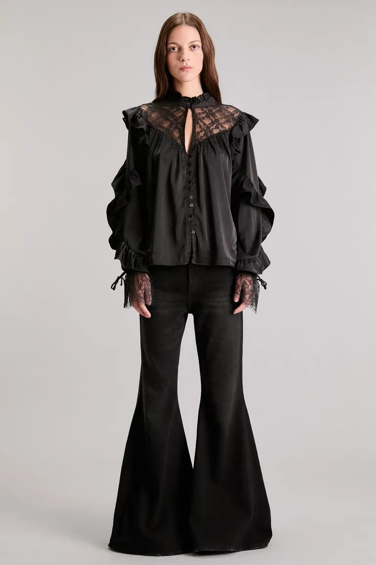 Camisa de satén negro con encaje y volados para un estilo elegante y sofisticado de Kosiuko en Camisas para argentina