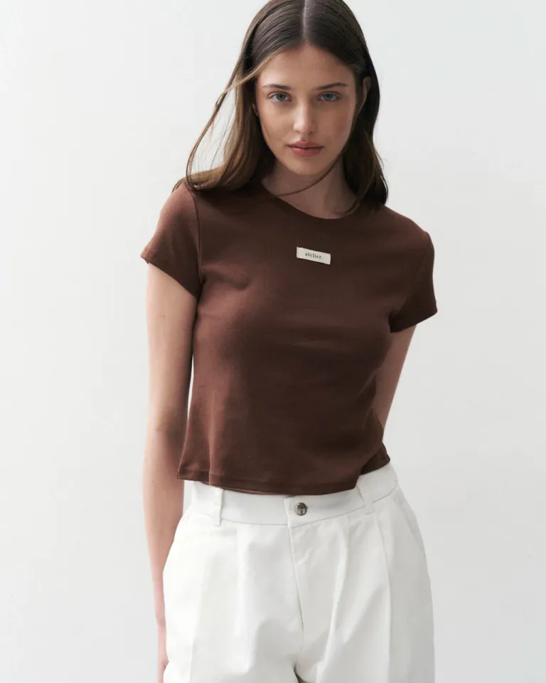 Remera baby tee con etiqueta personalizada atelier en tono chocolate de Sky en Remeras para argentina