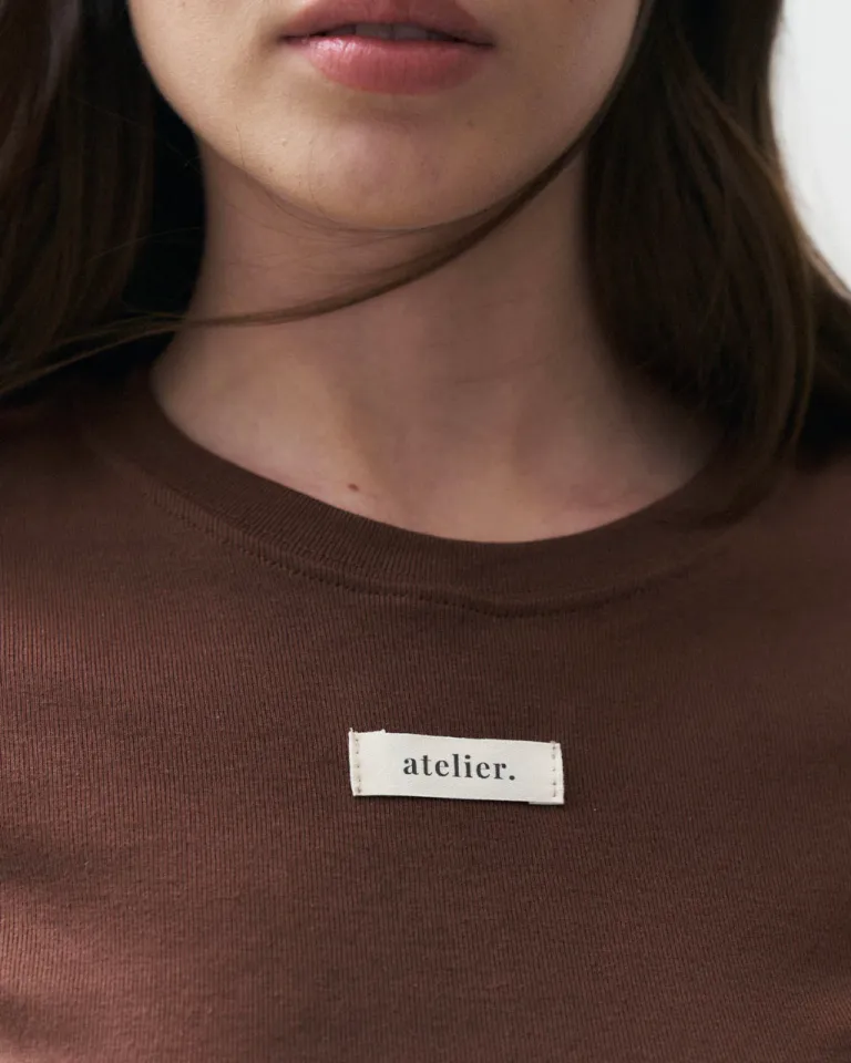 Remera baby tee con etiqueta personalizada atelier en tono chocolate de Sky en Remeras para argentina