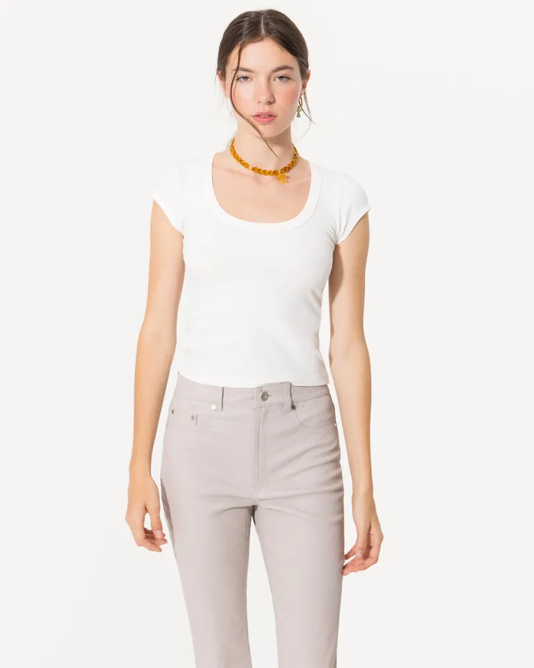 Blusa de punto blanca de estilo remera con escote redondo y mangas cortas de Jazmin Chebar en Tops para argentina