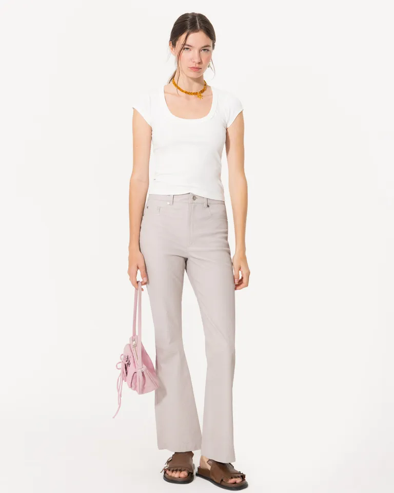 Blusa de punto blanca de estilo remera con escote redondo y mangas cortas de Jazmin Chebar en Tops para argentina