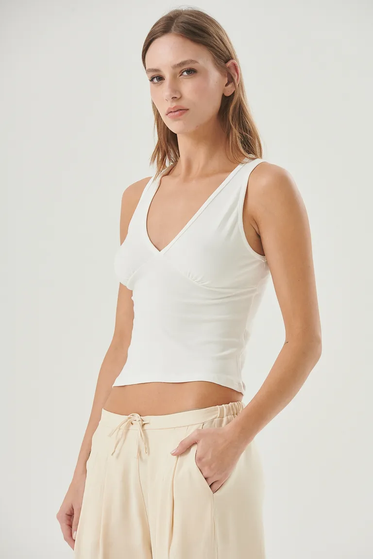 Musculosa blanca de corte cruzado y escote en V con breteles anchos para un estilo femenino y casual de Sweet en Tops para argentina