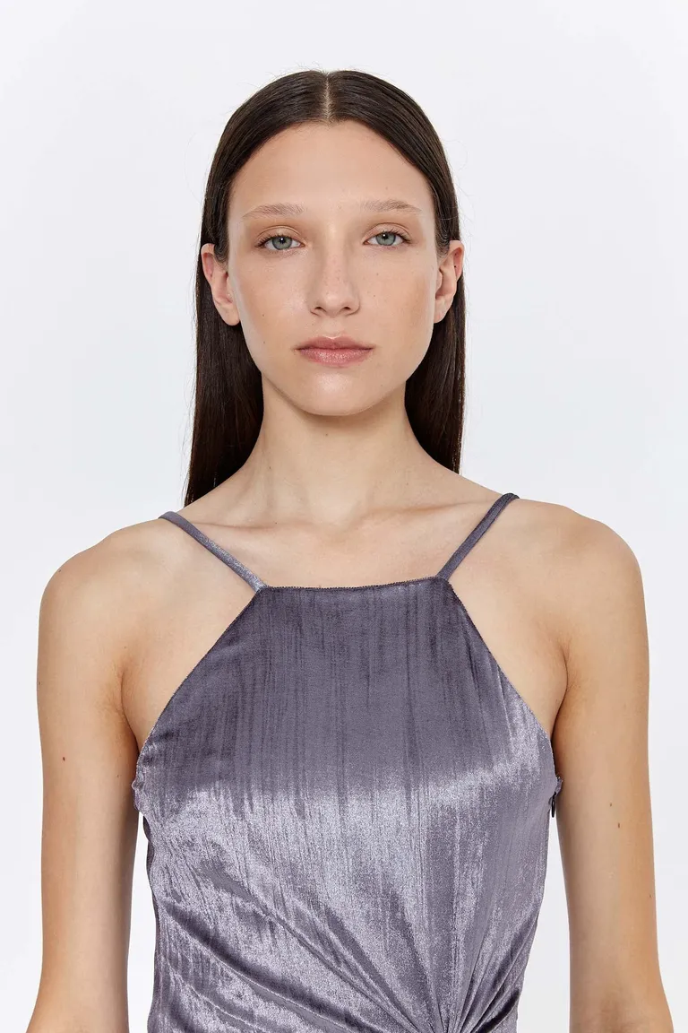 Vestido de velvet gris con tajo lateral y diseño modular de Naíma en Vestidos para argentina