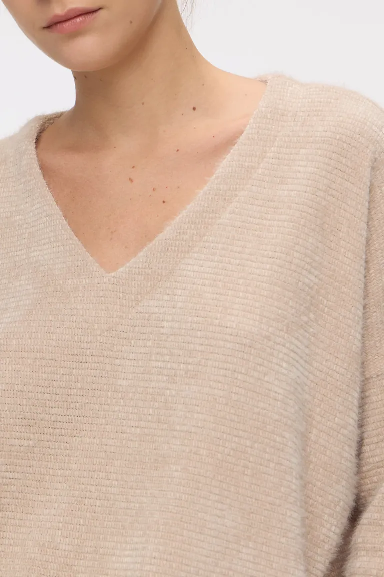 Sweater escote en V con mangas largas y tajos laterales para mujer de Cuesta Blanca en Buzos y Sweaters para argentina