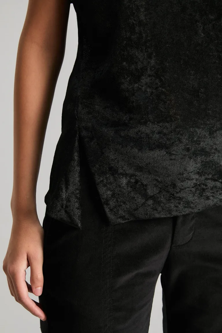 Top de mangas abiertas con detalles de tachas en diseño de mesh y efecto velvet de Kosiuko en Tops para argentina