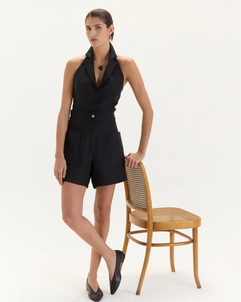 Short negro de tiro alto en lino, diseño elegante y estilo veraniego de Blue Sheep en Shorts para argentina