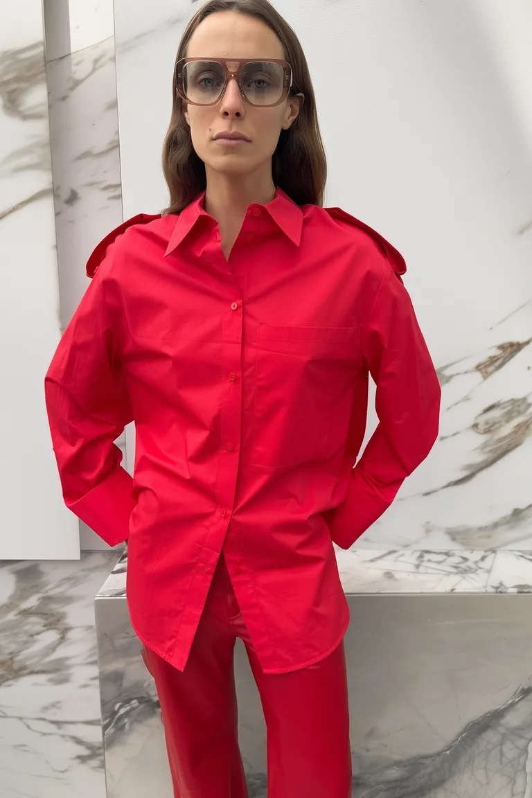 Camisa roja de corte oversize con detalles utilitarios para un estilo moderno y sofisticado de Maria Cher en Camisas para argentina