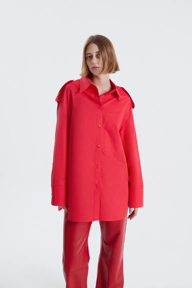 Camisa roja de corte oversize con detalles utilitarios para un estilo moderno y sofisticado de Maria Cher en Camisas para argentina