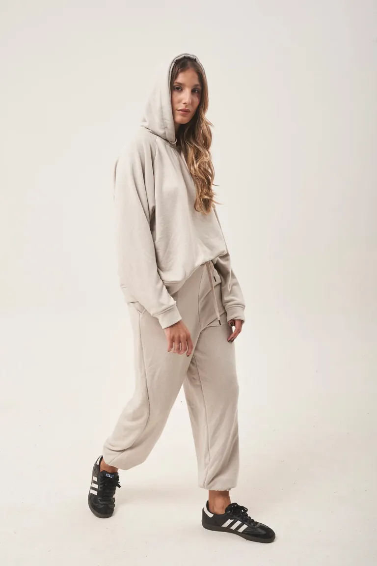 Buzo amplio con capucha doble y recortes en la espalda, confeccionado en tela rústica lavada de Belle en Buzos y Sweaters para argentina