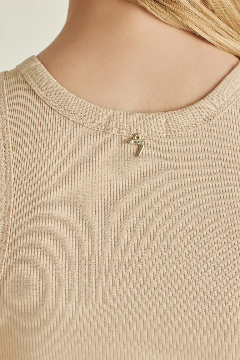 Remera beige de diseño sencillo y atemporal para mujer de Tucci en Remeras para argentina