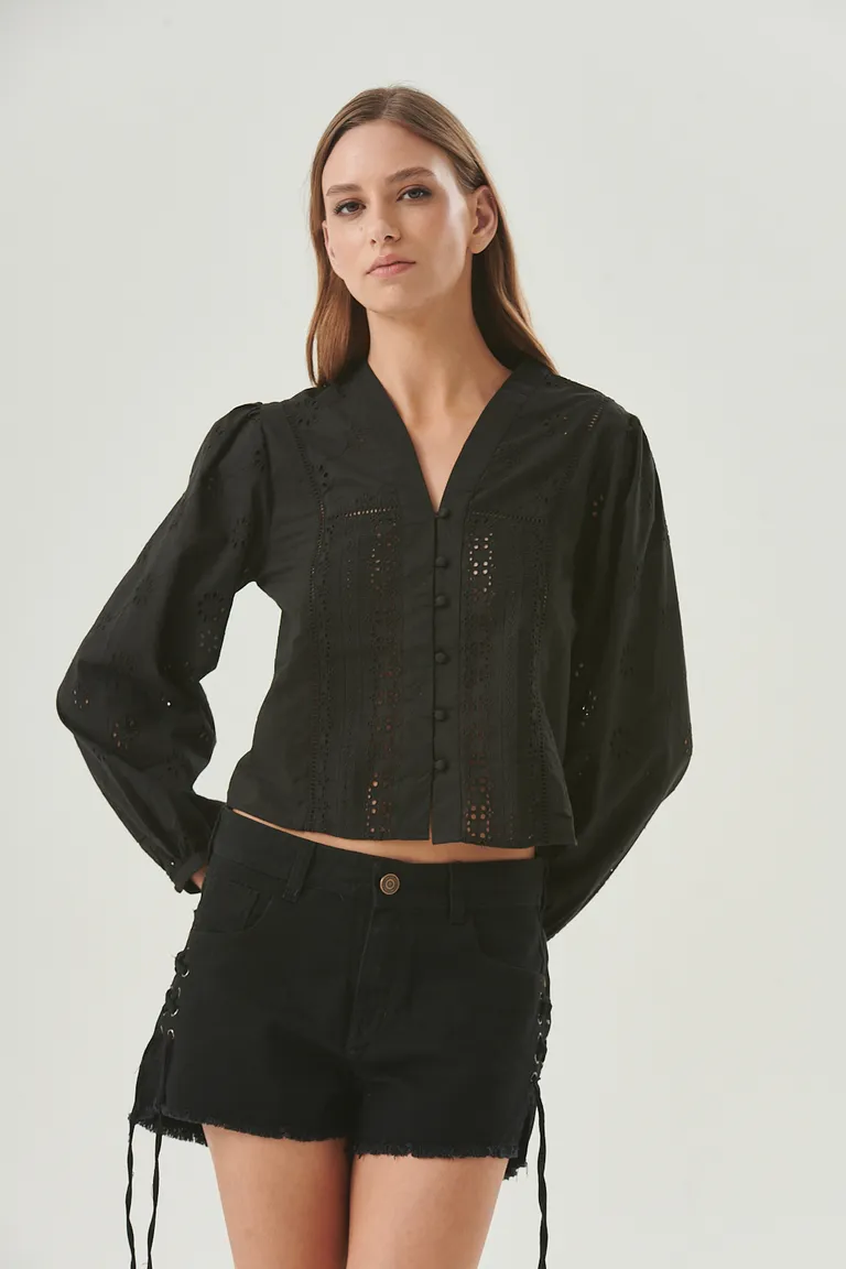 Camisa femenina con detalles bordados y calados florales, de corte elegante y estilo bohemio de Sweet en Camisas para argentina