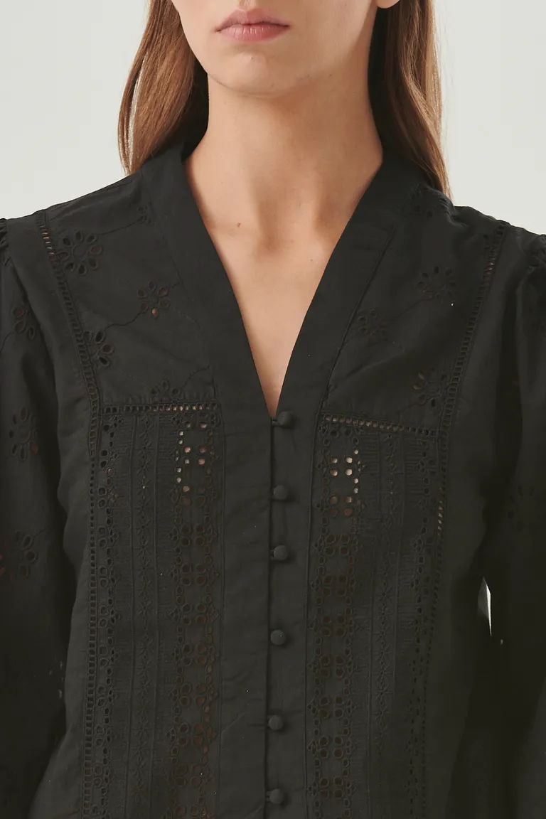 Camisa femenina con detalles bordados y calados florales, de corte elegante y estilo bohemio de Sweet en Camisas para argentina