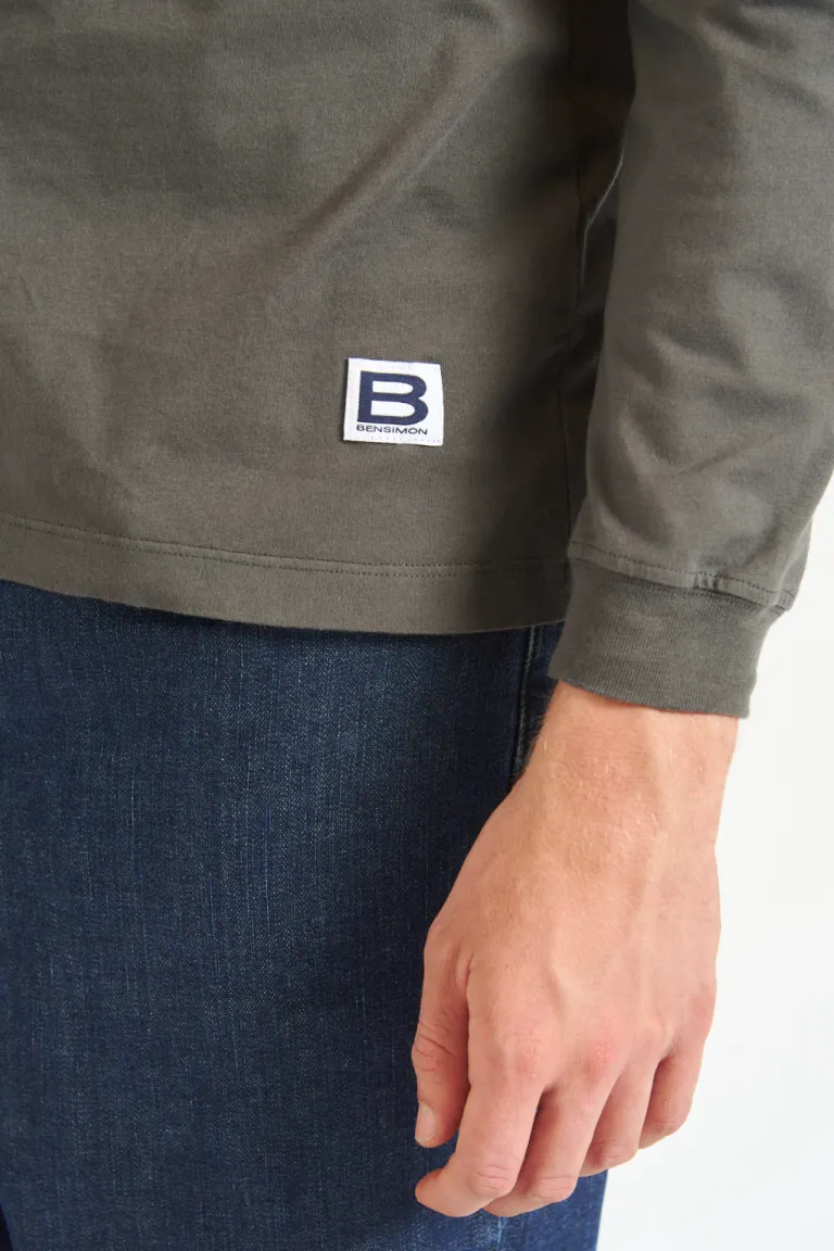 Remera manga larga con cuello redondo calce holgado y bolsillo frontal de Bensimon en Remeras y Polos para argentina