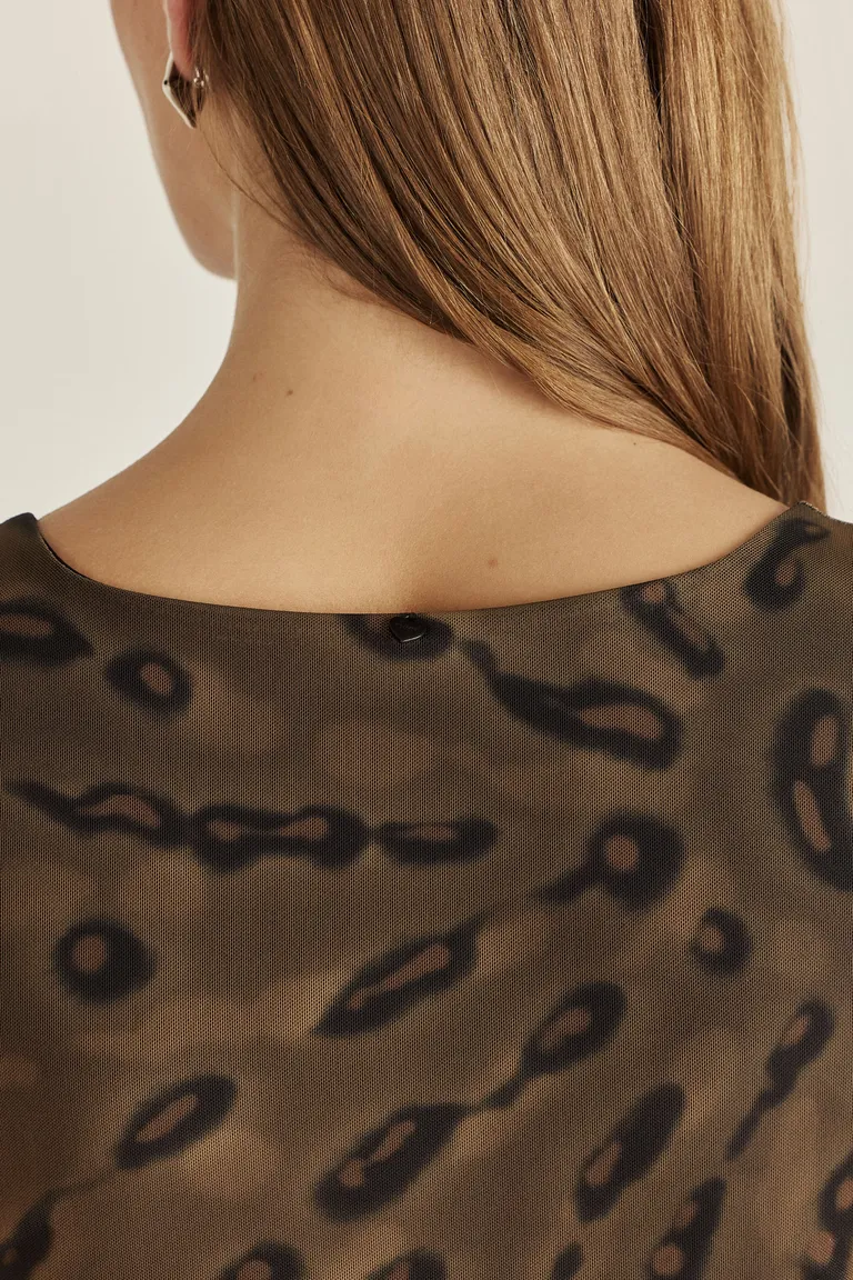 Vestido corto de punto con estampado exclusivo y frunces en los laterales de Tucci en Vestidos para argentina