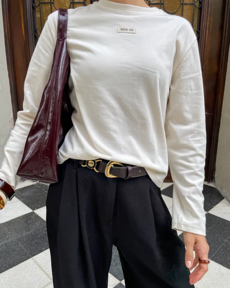 Remera blanca de manga larga con etiqueta personalizada y diseño oversized para mujer de Sky en Remeras para argentina