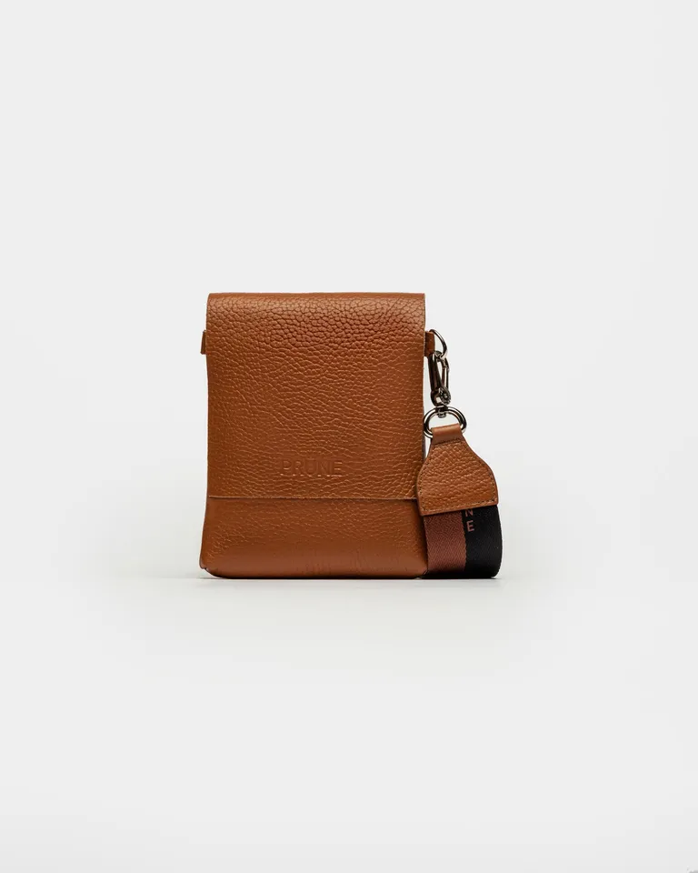 Bolso mini de cuero graneado con correa larga, ideal para uso diario y casual de Prüne en Bolsos y Carteras para argentina