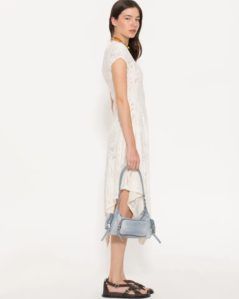 Vestido blanco con corte irregular y mangas cortas de Jazmin Chebar en Vestidos para argentina