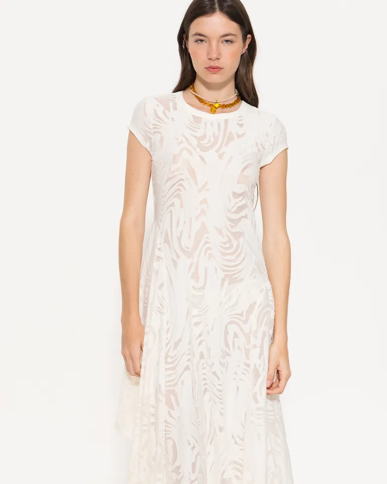 Vestido blanco con corte irregular y mangas cortas de Jazmin Chebar en Vestidos para argentina