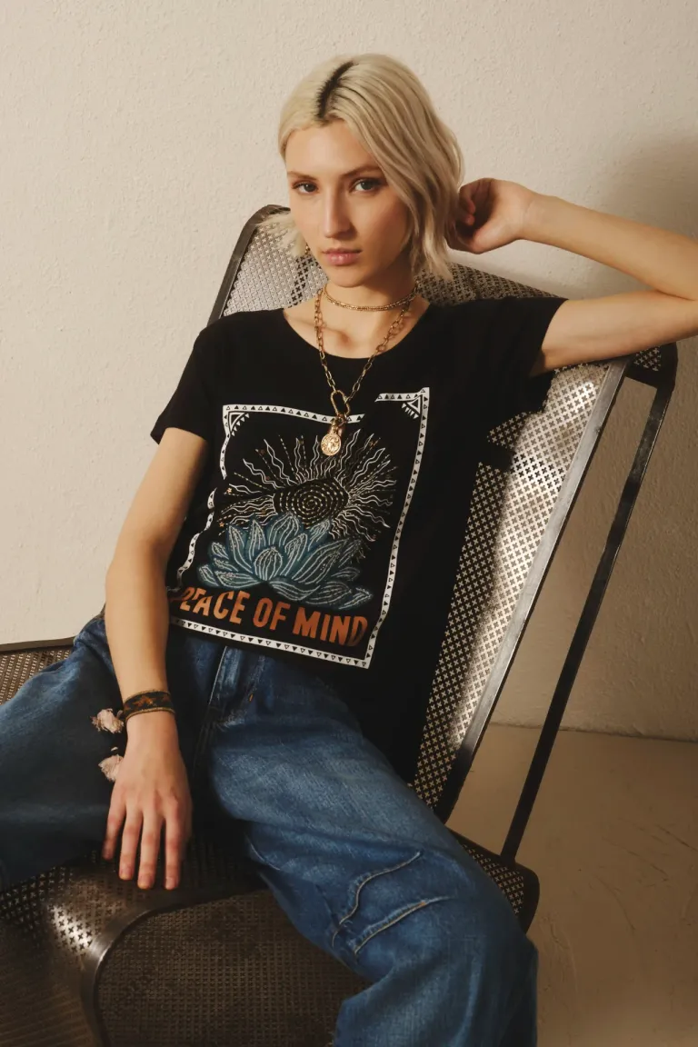 Remera con estampa bordada y detalles brillantes para un look casual y moderno de Rapsodia en Remeras para argentina