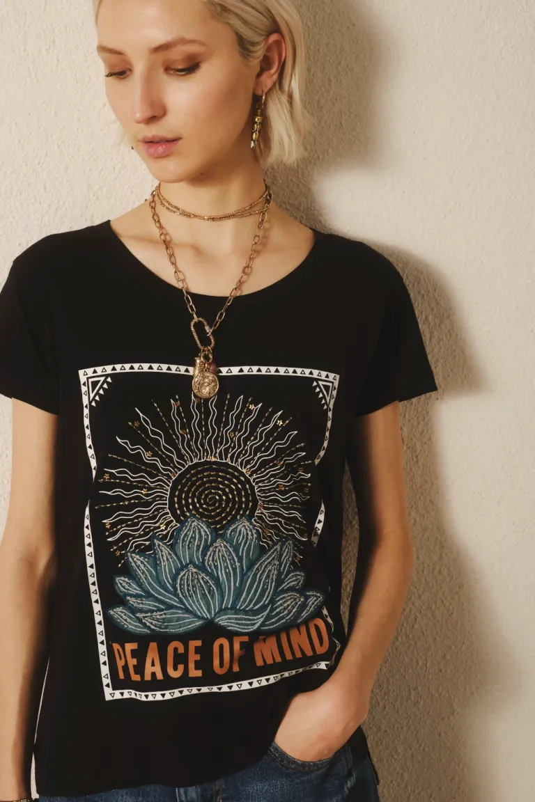 Remera con estampa bordada y detalles brillantes para un look casual y moderno de Rapsodia en Remeras para argentina
